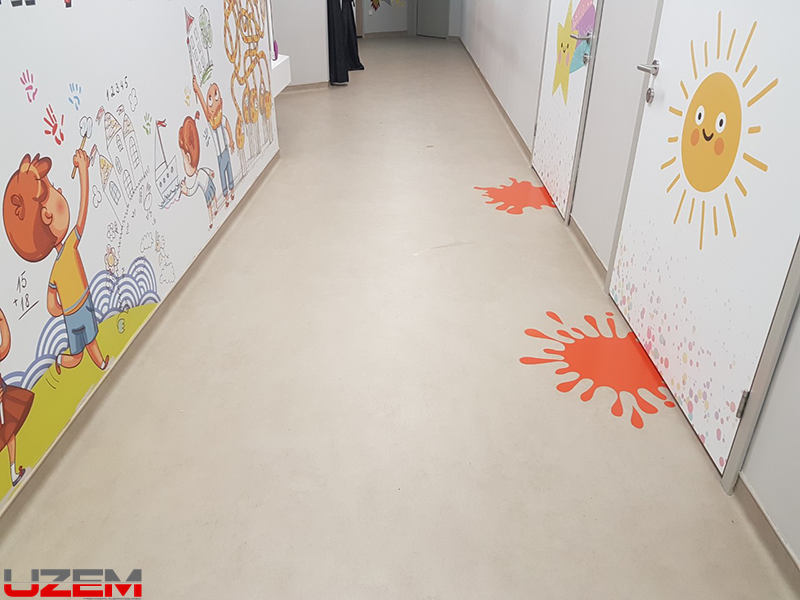 Açı Koleji renkli koridor PVC zemin kaplama – okul zemin döşeme projesi