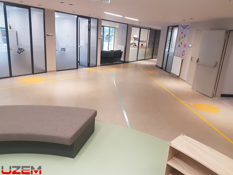 Açı Koleji PVC zemin kaplama uygulaması – okul koridoru vinil zemin döşeme örneği