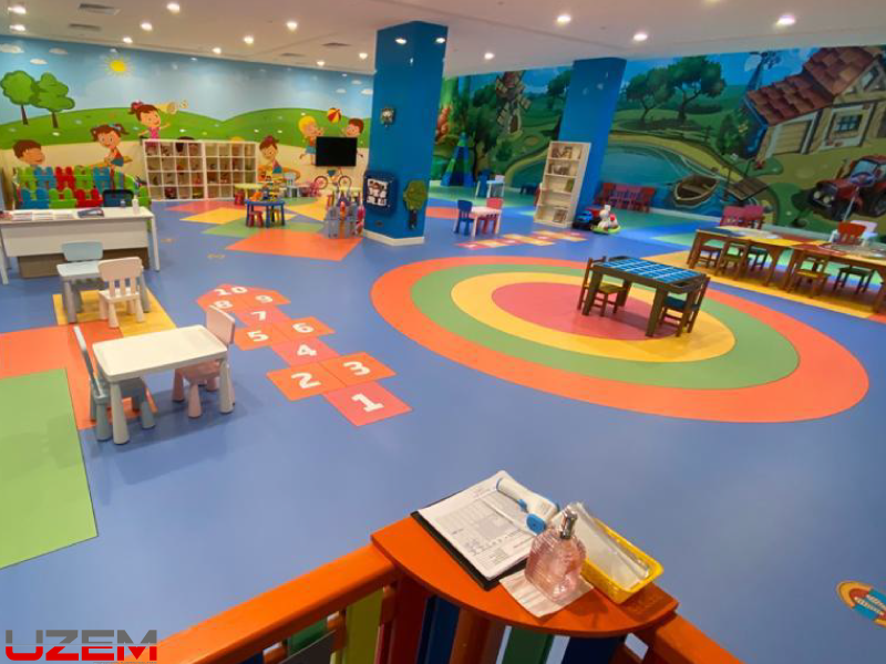 NG Enjoy Sapanca Otel çocuk kulübü PVC zemin kaplama – renkli halkalı oyun alanı döşeme uygulaması