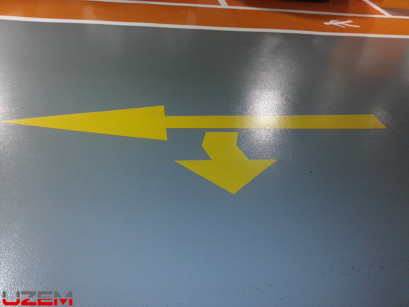 İstinye Park AVM otopark yön çizgili epoksi zemin kaplama – sarı yönlendirme boyalı otopark uygulaması