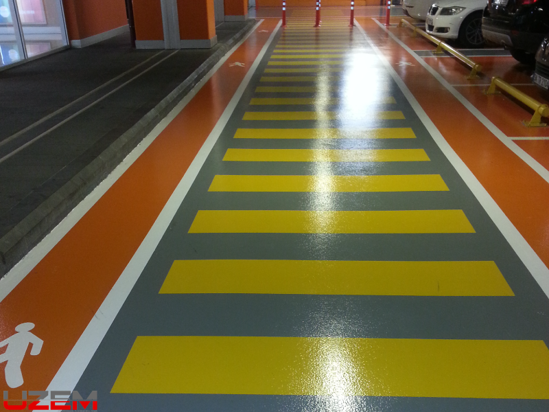 İstinye Park AVM otopark portakal kabuğu epoksi zemin kaplama – yaya geçidi çizgili endüstriyel otopark uygulaması