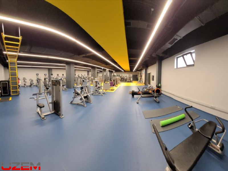 Pendik Kurtköy Spor Kompleksi fitness alanı PVC zemin kaplama – mavi renkli spor salonu döşeme uygulaması