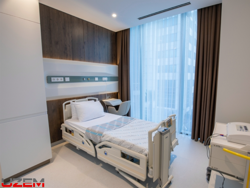 Medicana Ataşehir Hastanesi hasta odası LVT zemin kaplama – vinil karo döşeme uygulaması