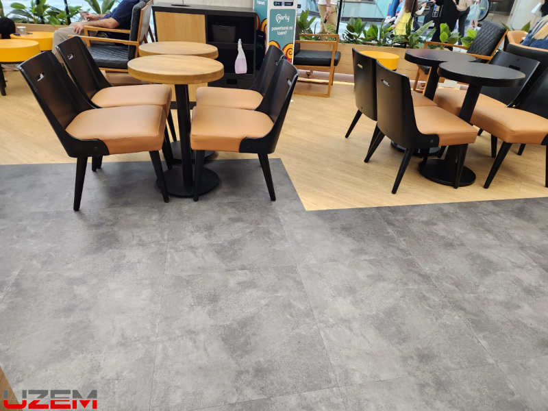 Mikel Cafe Mall of İstanbul oturma alanı LVT zemin kaplama – vinil karo döşeme uygulaması