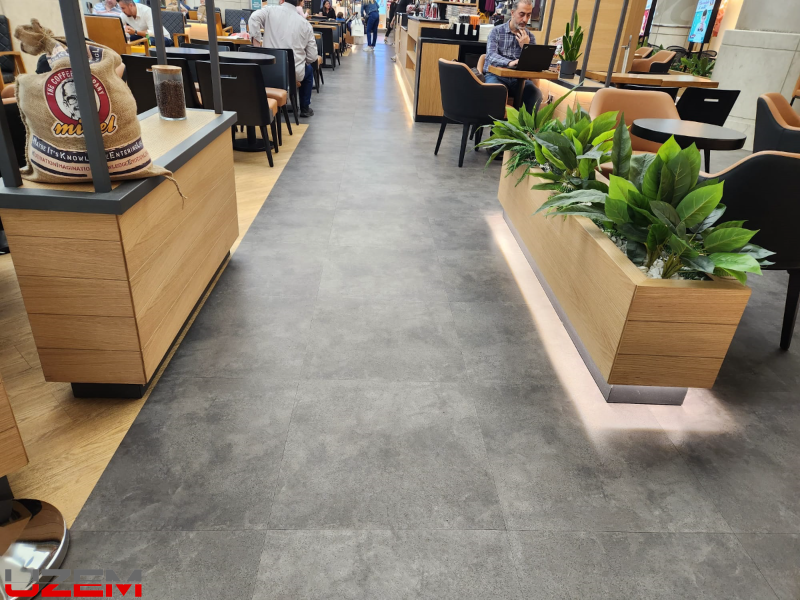 Mikel Cafe Mall of İstanbul LVT zemin kaplama – koridor ve geçiş alanı vinil karo döşeme uygulaması