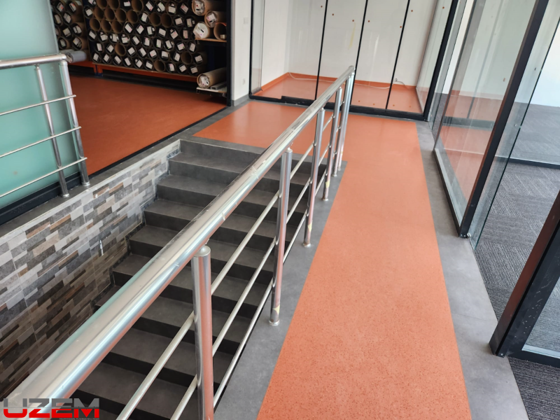 Tepecik Group Bahçeşehir merdiven PVC zemin kaplama – kaymaz ve dayanıklı zemin uygulaması
