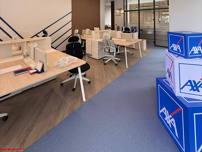 Axa Sigorta Büyükçekmece şubesi çalışma masaları altı ahşap dokulu LVT zemin kaplama - Uzem Yapı